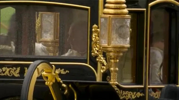 Pogledajte procesiju od Buckinghamske palače do opatije. Okupljena gomila u ekstazi pozdravlja kraljevski par!