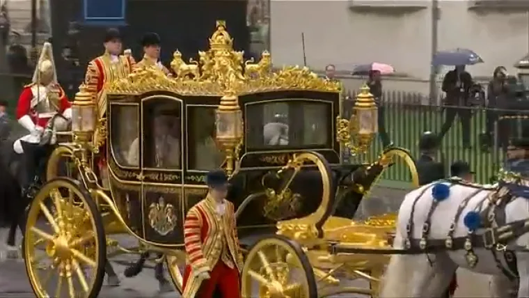 Pogledajte procesiju od Buckinghamske palače do opatije. Okupljena gomila u ekstazi pozdravlja kraljevski par!
