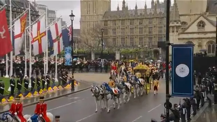 Pogledajte procesiju od Buckinghamske palače do opatije. Okupljena gomila u ekstazi pozdravlja kraljevski par!