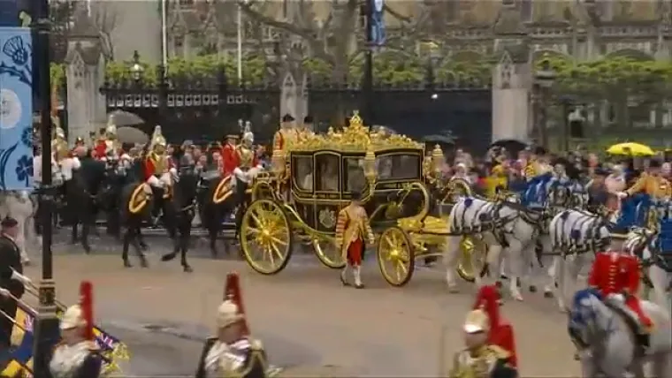 Pogledajte procesiju od Buckinghamske palače do opatije. Okupljena gomila u ekstazi pozdravlja kraljevski par!