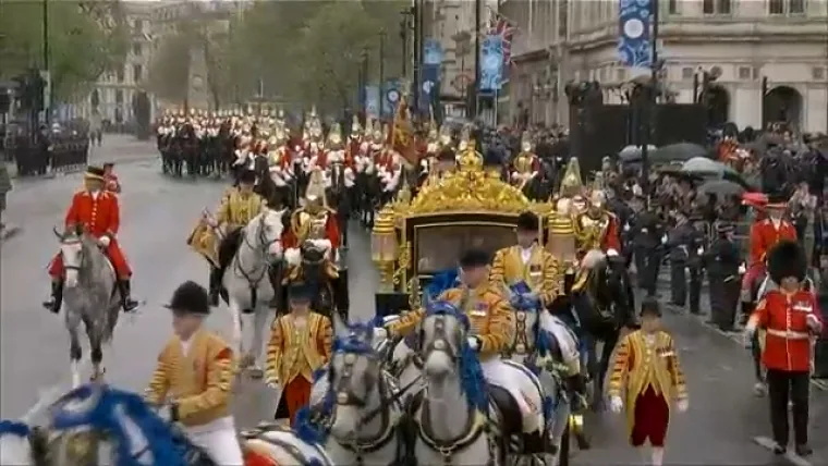 Pogledajte procesiju od Buckinghamske palače do opatije. Okupljena gomila u ekstazi pozdravlja kraljevski par!