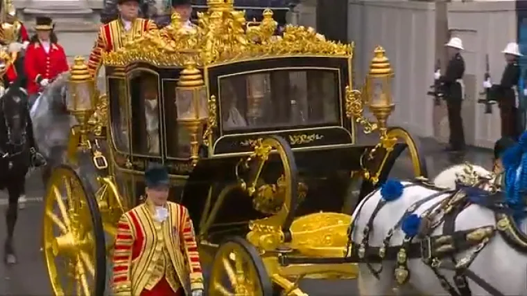 Pogledajte procesiju od Buckinghamske palače do opatije. Okupljena gomila u ekstazi pozdravlja kraljevski par!