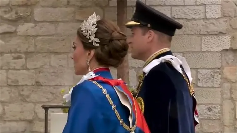 Pogledajte trenutak kad je Charles ušao u opatiju. Prije njega unijeli su krunu svetog Edwarda