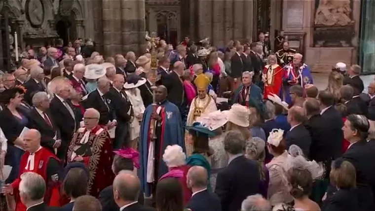 Pogledajte trenutak kad je Charles ušao u opatiju. Prije njega unijeli su krunu svetog Edwarda