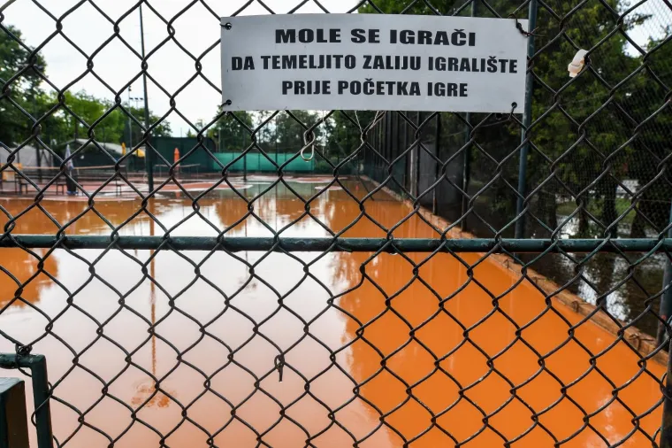 Poplavljeni teniski tereni u Zagrebu nakon nevremena više nalikuju jezeru