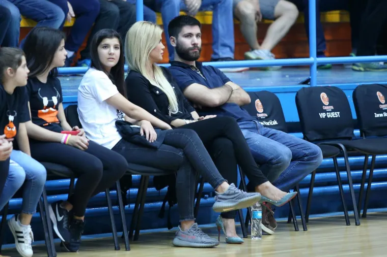 KOŠARKAŠKA ROMANTIKA NA CIBONIN NAČIN: Emil Tedeschi mlađi sa suprugom pratio još jedno potonuće Cedevite