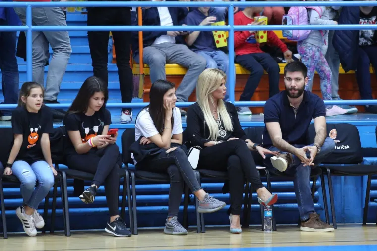 KOŠARKAŠKA ROMANTIKA NA CIBONIN NAČIN: Emil Tedeschi mlađi sa suprugom pratio još jedno potonuće Cedevite