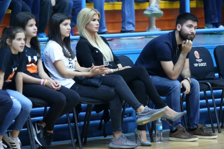 KOŠARKAŠKA ROMANTIKA NA CIBONIN NAČIN: Emil Tedeschi mlađi sa suprugom pratio još jedno potonuće Cedevite