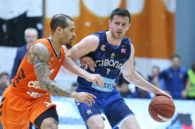 KOŠARKAŠKA ROMANTIKA NA CIBONIN NAČIN: Emil Tedeschi mlađi sa suprugom pratio još jedno potonuće Cedevite