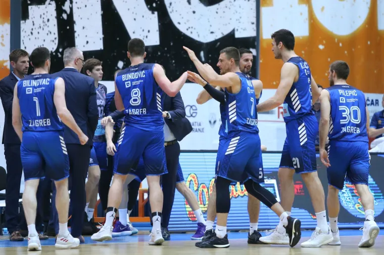 KOŠARKAŠKA ROMANTIKA NA CIBONIN NAČIN: Emil Tedeschi mlađi sa suprugom pratio još jedno potonuće Cedevite