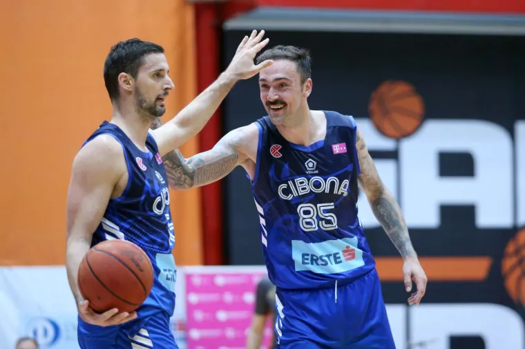 KOŠARKAŠKA ROMANTIKA NA CIBONIN NAČIN: Emil Tedeschi mlađi sa suprugom pratio još jedno potonuće Cedevite