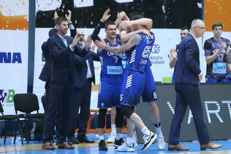 KOŠARKAŠKA ROMANTIKA NA CIBONIN NAČIN: Emil Tedeschi mlađi sa suprugom pratio još jedno potonuće Cedevite