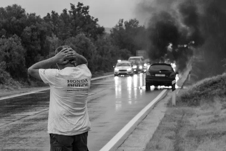 Nesretnom čovjeku se kod šibenskog mosta zapalio automobil: Tko se ne bi uhvatio za glavu nakon ovoga?