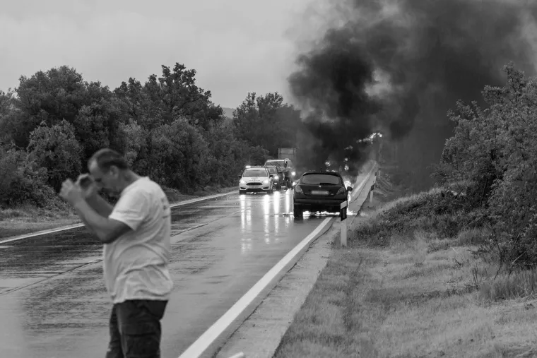 Nesretnom čovjeku se kod šibenskog mosta zapalio automobil: Tko se ne bi uhvatio za glavu nakon ovoga?