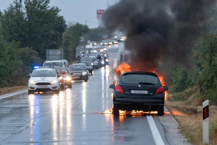 Nesretnom čovjeku se kod šibenskog mosta zapalio automobil: Tko se ne bi uhvatio za glavu nakon ovoga?