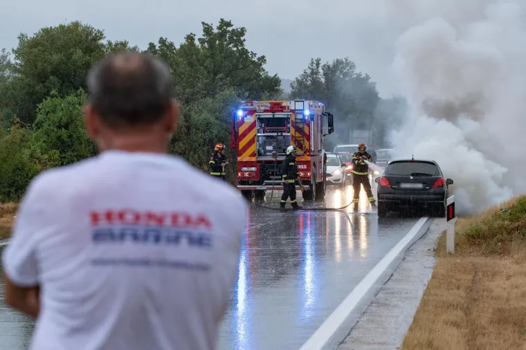 Nesretnom čovjeku se kod šibenskog mosta zapalio automobil: Tko se ne bi uhvatio za glavu nakon ovoga?