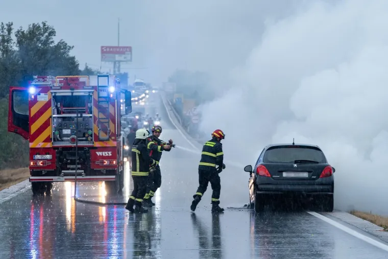 Nesretnom čovjeku se kod šibenskog mosta zapalio automobil: Tko se ne bi uhvatio za glavu nakon ovoga?