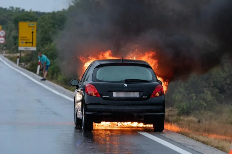 Nesretnom čovjeku se kod šibenskog mosta zapalio automobil: Tko se ne bi uhvatio za glavu nakon ovoga?