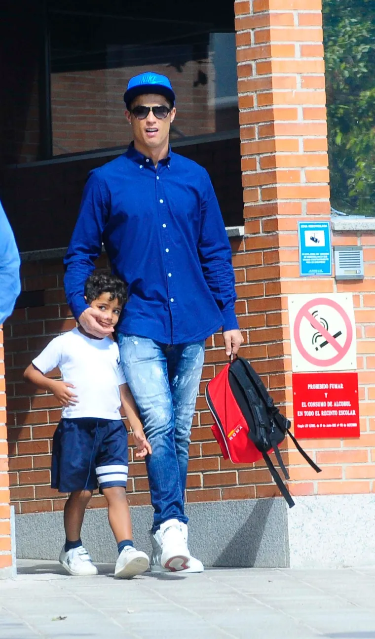 Cristiano Ronaldo konačno se pojavio u Manchesteru u luksuznom Bentleyju: Što će biti s Portugalcem?