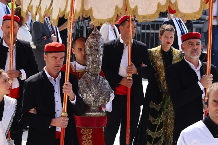 Splićani slave Dan grada! Na ulicama stari i mladi, domaći i strani! Za omastiti brk spremno 5.000 porcija janjetine i 'biži'