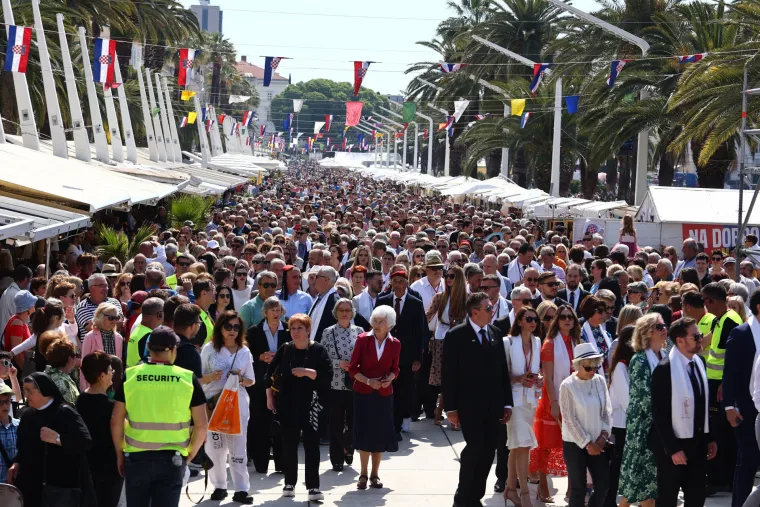 Splićani slave Dan grada! Na ulicama stari i mladi, domaći i strani! Za omastiti brk spremno 5.000 porcija janjetine i 'biži'
