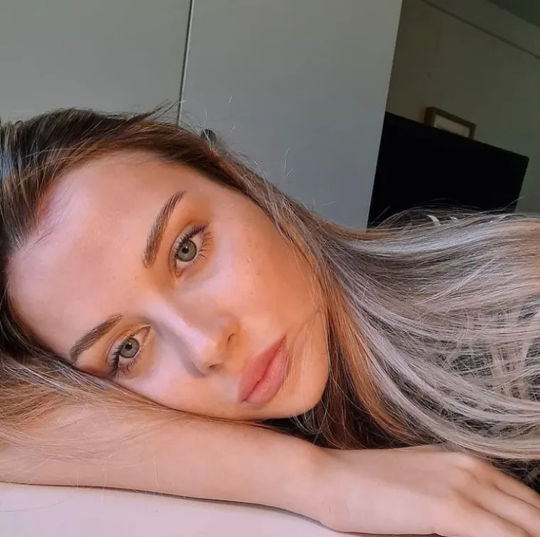 Marta Eva Mećava 23-godišnja je kći glumice Sanje Vejnović i njezinog bivšeg supruga i umjetnika Gorana Mećave. Ni ona se ne eksponira previše, a krajem 2018. godine s majkom je snimala kampanju za domaći brend DeLight.
