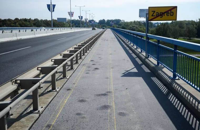 Pješački nogostup i biciklistička staza na Domovinskom mostu su u iznimno lošem stanju i prekrivene kvrgama u asfaltu.