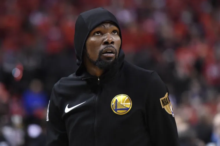 Aktualni NBA prvaci Golden State Warriorsi pobijedili su u petom susretu finala doigravanja Toronto Raptorse 106-105 i u seriji na četiri pobjede smanjili rezultata na 2-3.