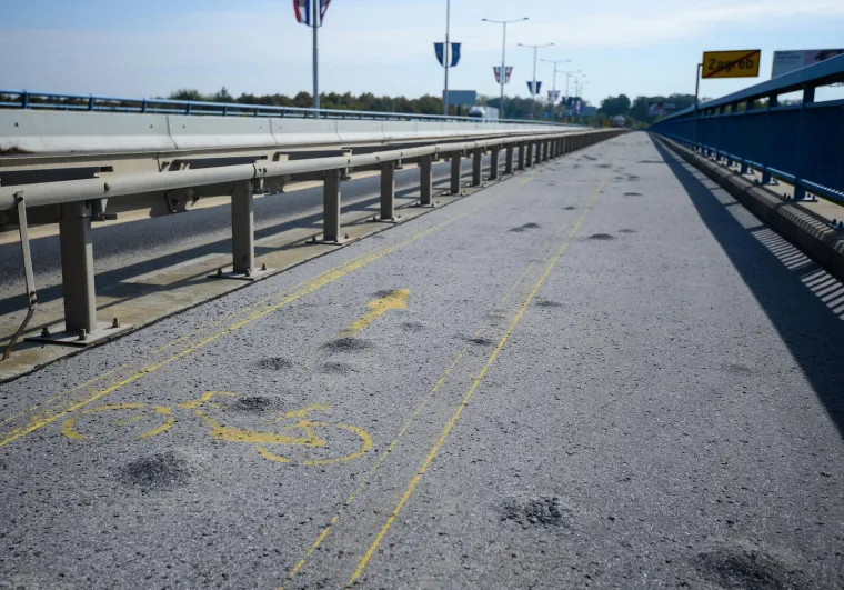 Pješački nogostup i biciklistička staza na Domovinskom mostu su u iznimno lošem stanju i prekrivene kvrgama u asfaltu.