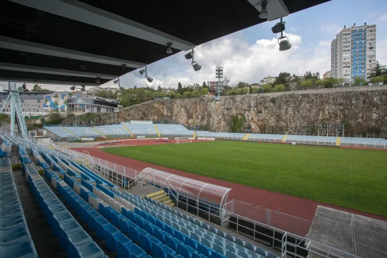 Desetljećima je Kantrida bila dom HNK Rijeke sve dok se hrvatski prvoligaš preselio na novoizgrađenu Rujevicu. Kantrida je najveći stadion na ovoj listi s kapacitetom od nešto više od 10 tisuća mjesta, a kultni status je dobila zahvaljujući liticama koje nadvisuju tribine. Danas na Kantridi nastupa NK Opatija dok njen stadion ne bude dovršen. 