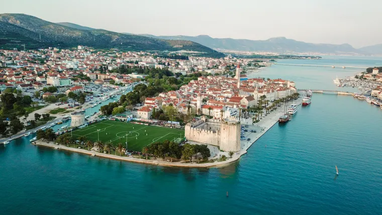 Batarija je nogometno igralište u Trogiru, na kojem igra HNK Trogir. To igralište je jedinstveno u svijetu po tome što se nalazi između 2 zaštićena spomenika kulture - kule Kamerlengo i kule sv. Marka.

Fotografija ustupljena od Dalmatinskog portala
