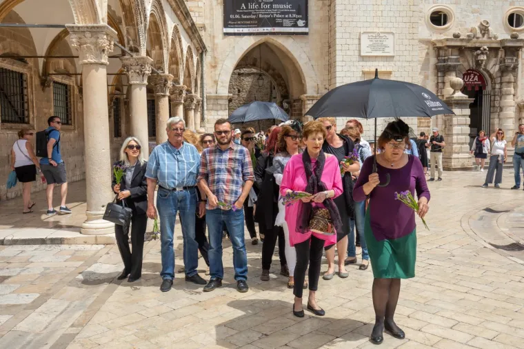 Pogrebna povorka na Stradunu, građani polagali cvijeće ispred bankomata