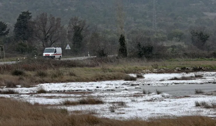 U DALMACIJI JE TOLIKO HLADNO DA SE ZALEDILO I MORE: Pogledajte prizore snimljene jutros u okolici Tisnog