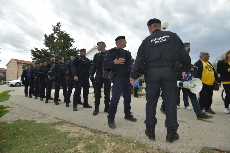 Živi zid pokušao spriječiti deložaciju obitelji u Sabunikama