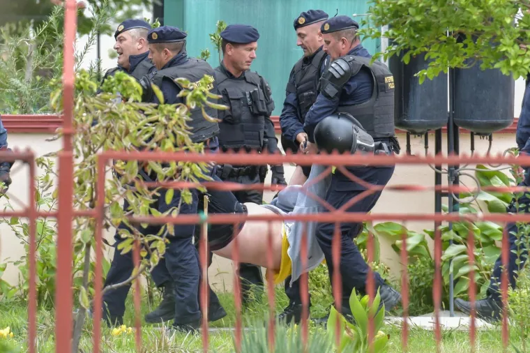 Živi zid pokušao spriječiti deložaciju obitelji u Sabunikama