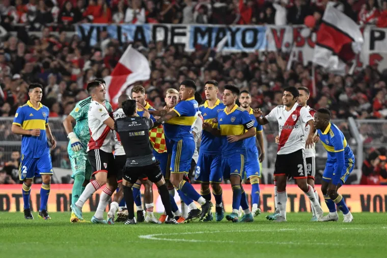 Superclasico u svom punom 'sjaju': Malo nogometa, sedam crvenih kartona i nadoknada od čak 19 minuta