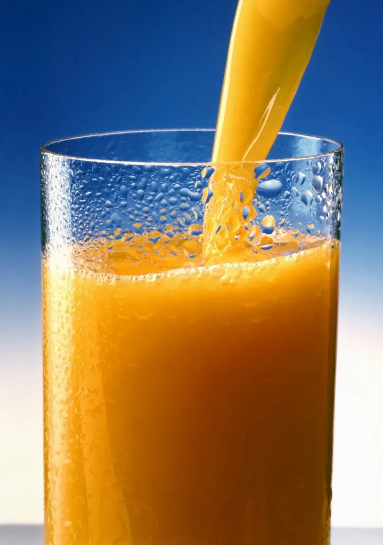 Sokovi nerijetko sadrže zaslađivače, vodu i aditive. Nutricionistica i autorica vodiča  'Zdravo kuhanje za djecu' Mandy Francis, za The BubHub, je otkrila kako ponekad jedna litra sadrži i do 15 žličica šećera. Birajte sokove bez aditiva i šećera ili radije sami cijedite naranče.
