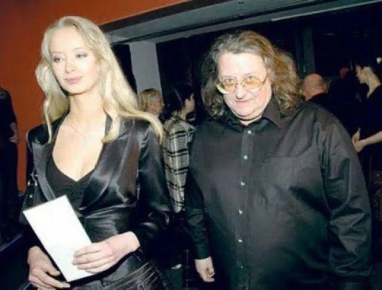 Ovi stari bogataši sigurno imaju super smisao za humor kada ih ljepotice obožavaju