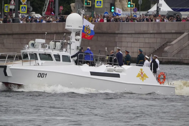 Putin se vozio brodom na proslavi pa najavio: 'Stiže nam zastrašujuće oružje'