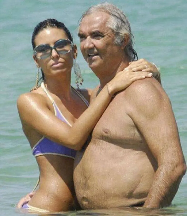 Ovi stari bogataši sigurno imaju super smisao za humor kada ih ljepotice obožavaju