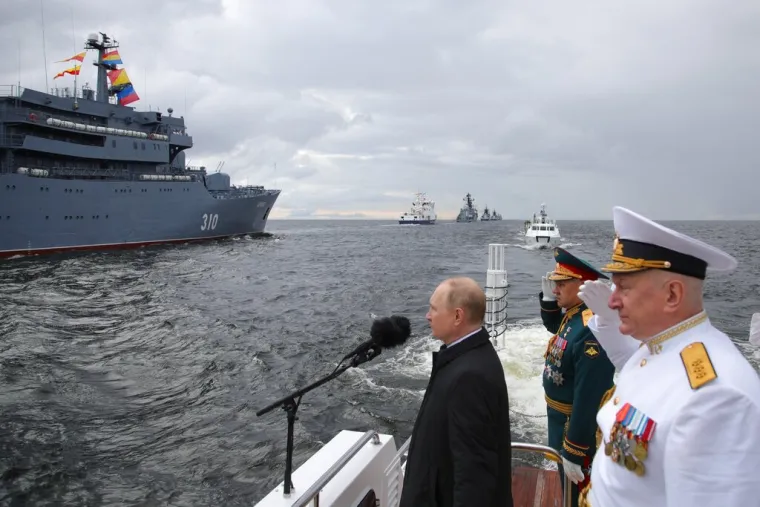 Putin se vozio brodom na proslavi pa najavio: 'Stiže nam zastrašujuće oružje'