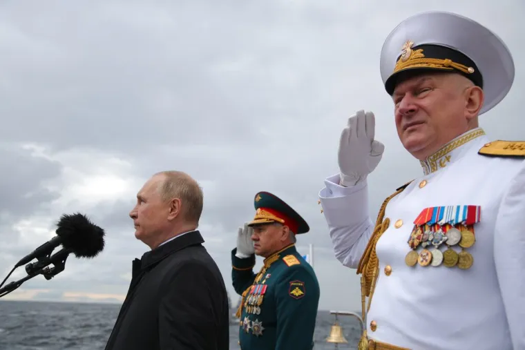 Putin se vozio brodom na proslavi pa najavio: 'Stiže nam zastrašujuće oružje'