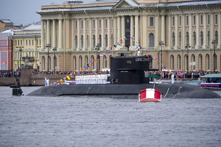 Putin se vozio brodom na proslavi pa najavio: 'Stiže nam zastrašujuće oružje'