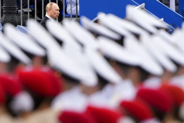Putin se vozio brodom na proslavi pa najavio: 'Stiže nam zastrašujuće oružje'