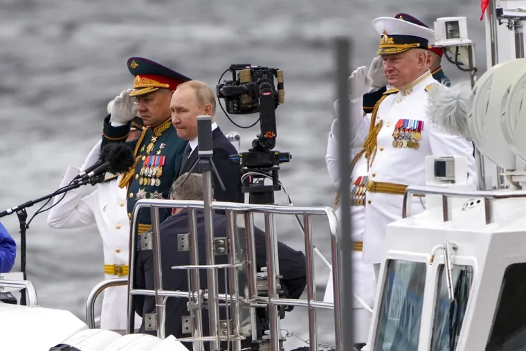 Putin se vozio brodom na proslavi pa najavio: 'Stiže nam zastrašujuće oružje'