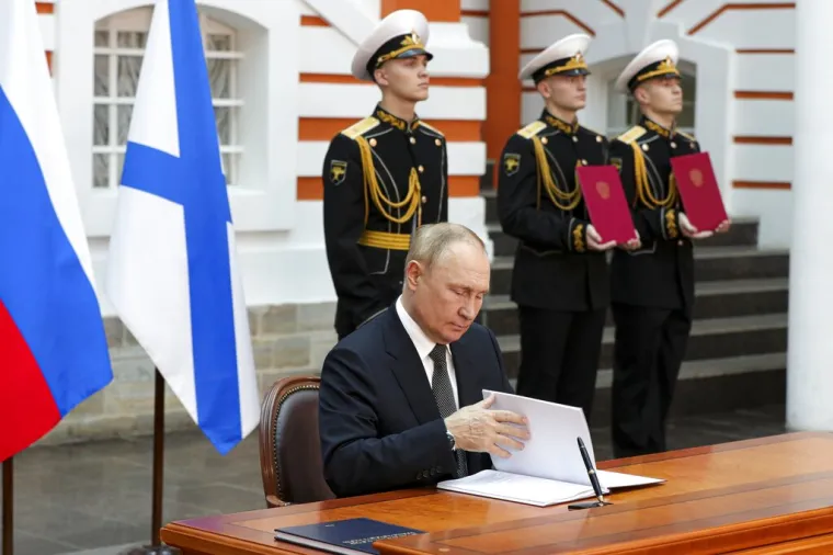 Putin se vozio brodom na proslavi pa najavio: 'Stiže nam zastrašujuće oružje'