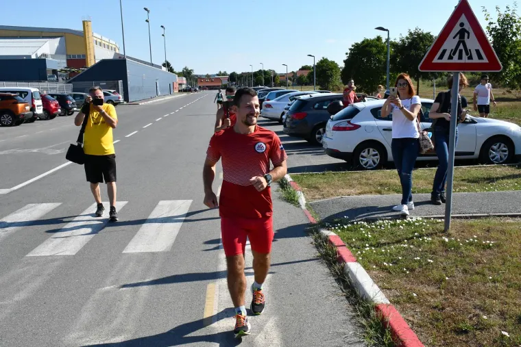 Vedran Dulj obilježio 1000. dan uzastopnog trčanja: Pogledajte kako su Brođani proslavili taj nevjerojatan doseg