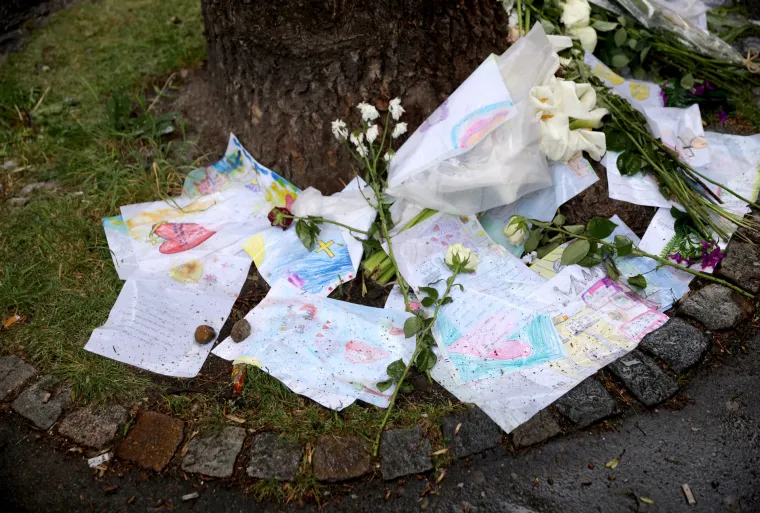 Završena trodnevna žalost za ubijenu djecu u Srbiji. Kiša natopila poruke pred školom, ovo su tužni prizori od jutros