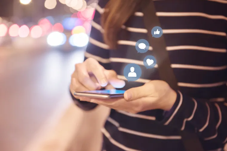Čak i ako ne koristite Facebook, oni i dalje nadgledaju sve što činite. Na gotovo svakoj web stranici koju vidite, postoji mali gumb koji vas gleda – gumb za 'lajk'. Facebook je dodao kod gumba 'like' i 'share' koje se pojavljuju na gotovo svakom članku što omogućuje tajno snimanje vaših radnji. Ne morate kliknuti gumbe da bi oni mogli gledati što radite - ako ste na web stranici koja vas poziva da podijelite njihov članak na Facebooku, Facebook gleda što radite. Gledaju vaše komentare, kamo idete i prodaju sve što nauče o vama.