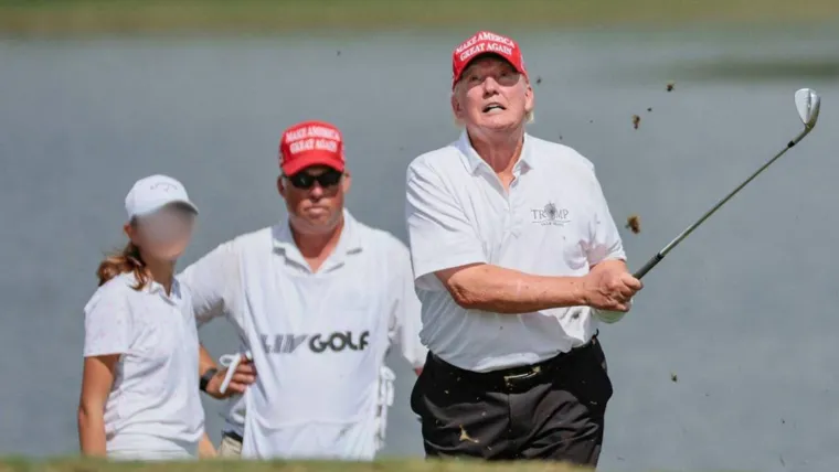 Donald Trump snimljen kako igra golf 2022. godine na Floridi